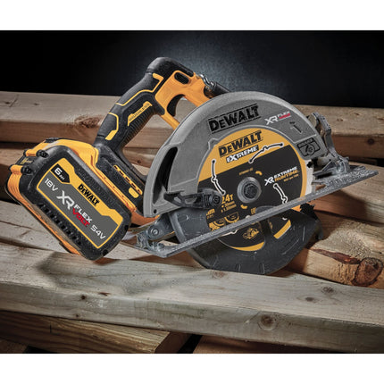 DeWalt DCS 573 P2 Sierra circular sin cable 18 V 190 x 30 mm sin escobillas + 2x batería 5.0 Ah + cargador