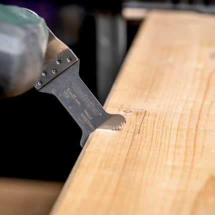 Metabo PowerMaxx MT 12 utensile multifunzione a batteria 12 V + 2 batterie da 2,0 Ah + caricatore + set di accessori per la levigatura da 18 pezzi + metaBOX 145 ( 613089510 )