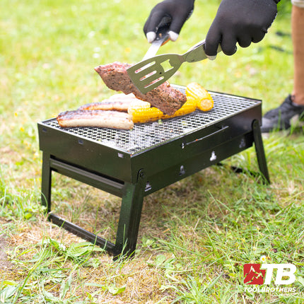Toolbrothers Outdoor  tragbarer Holzkohle Grill Set für Camping werkzeuglose Montage 43 x 29 x 23 cm schwarz + Grillbesteck, Grillhandschuhe & Grillfächer  8 tlg